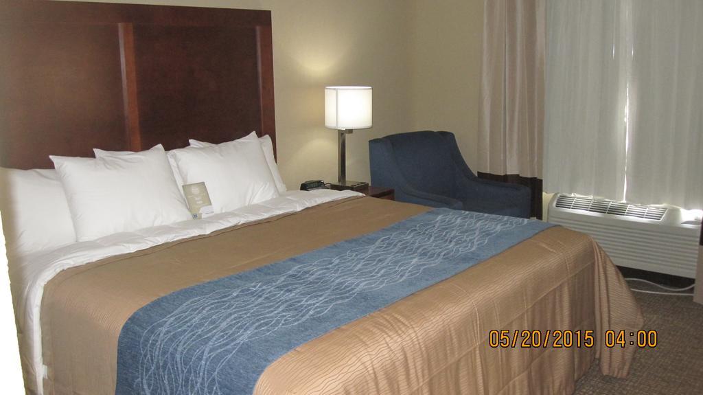 Comfort Inn Jamaica Downtown New York Room photo